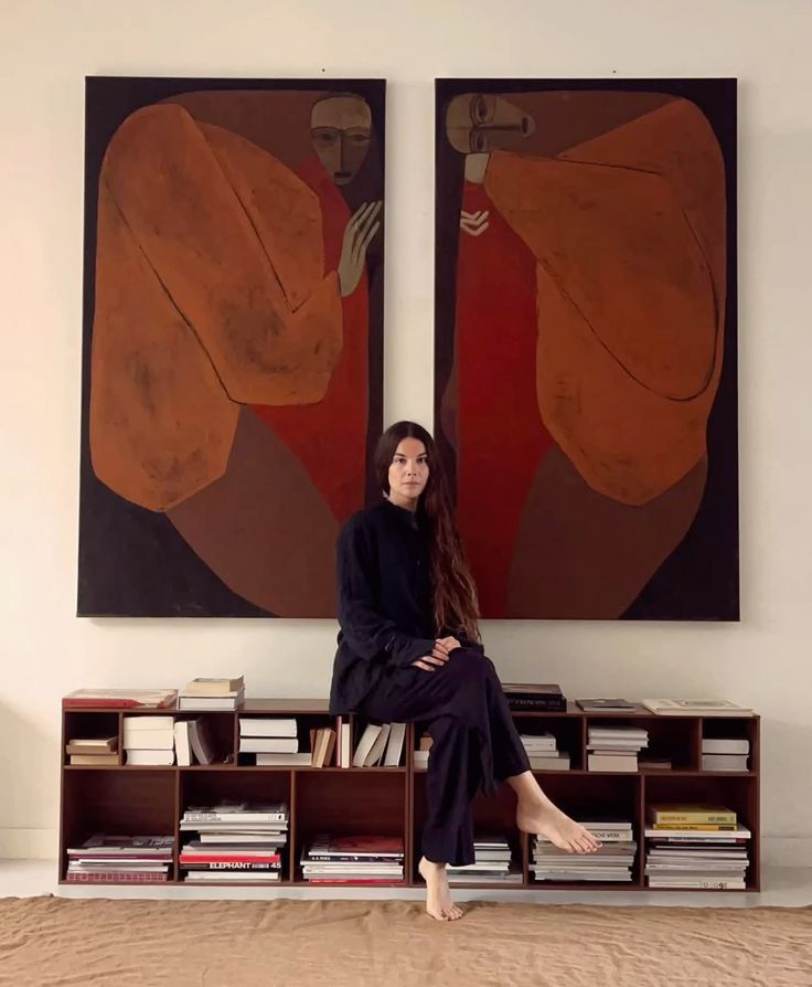 Architektin prüft digitale Baupläne auf einem Tablet